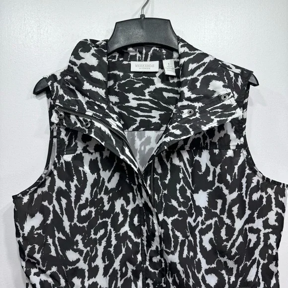 Chico’s Black and White Vest Animal Print Lightweight Nylon Mobwife Sz 1 Medium - Picture 8 of 9